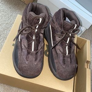 Yeezys kids boots size 10